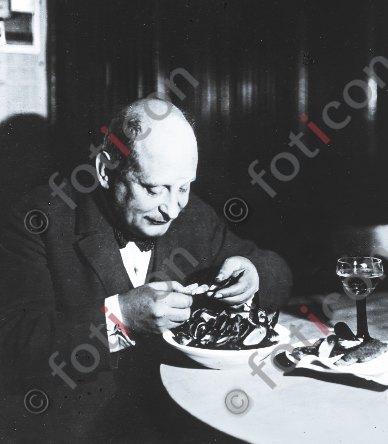 Ein Gast in einem Brauhaus ißt Muscheln ; A guest at a brewery eats mussels (foticon-simon-340-035-sw.jpg)